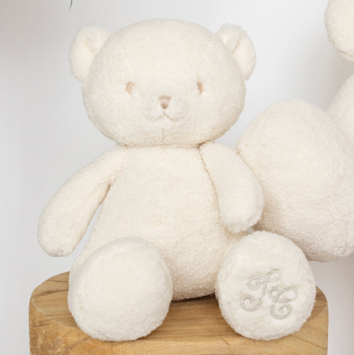 https://ausoni.swiss/products/gaston-the-teddy-bear-25-cm-mother-of-pearl