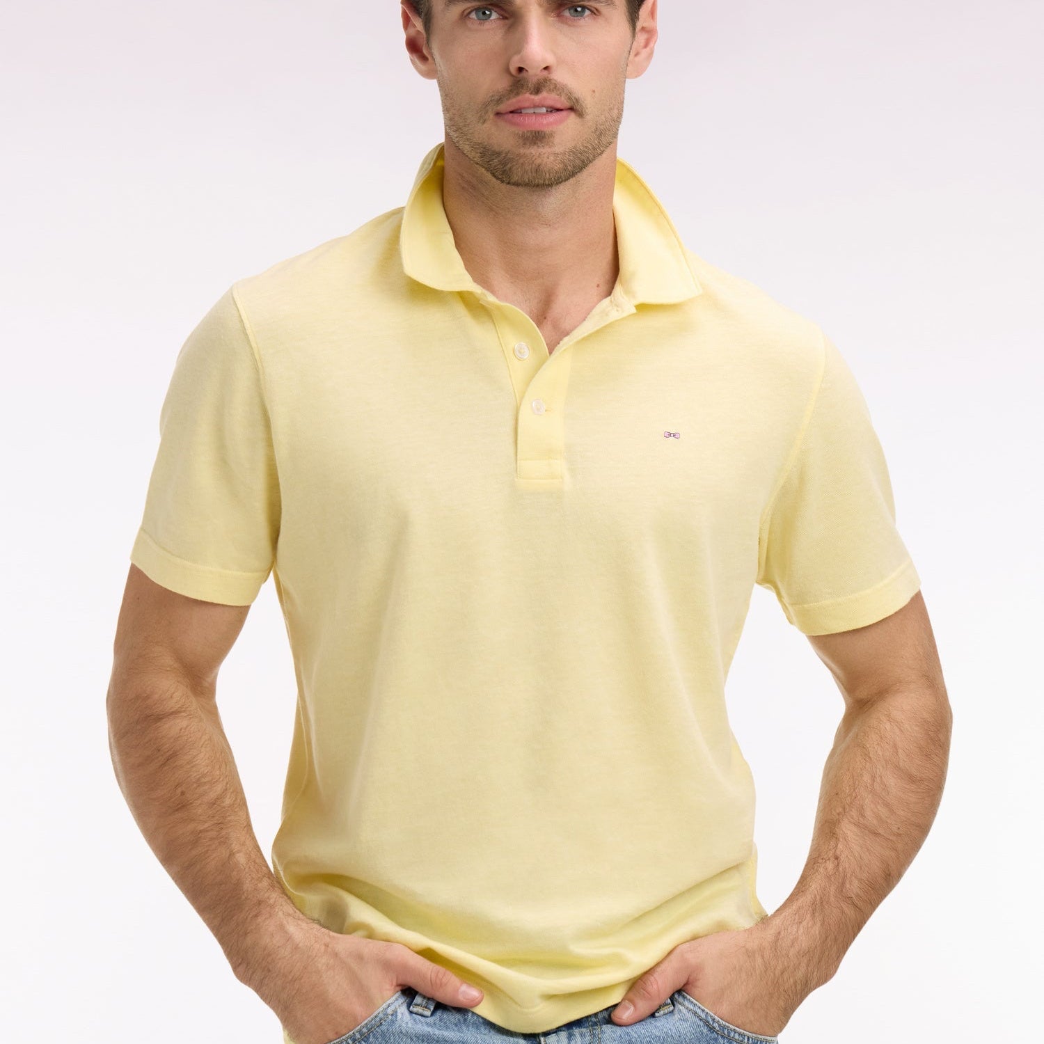 https://www.ausoni.swiss/products/polo-a-manches-courtes-en-oxford-coupe-regular-jaune